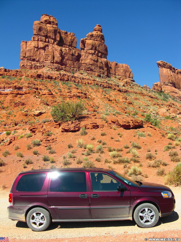 Valley of the Gods, Scenic Sandstone Valley. - Auto, Landschaft, Sandstein, Sandsteinformationen, Valley of the Gods, Scenic Sandstone Valley, Sandstone Valley, Putterman in a Bathtub, Putterman on the Throne - (Mexican Hat, Utah, Vereinigte Staaten)