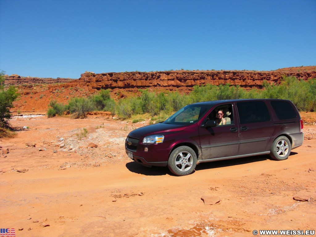 Valley of the Gods, Scenic Sandstone Valley. - Auto, Landschaft, Sandstein, Sandsteinformationen, Valley of the Gods, Scenic Sandstone Valley, Sandstone Valley - (Mexican Hat, Utah, Vereinigte Staaten)