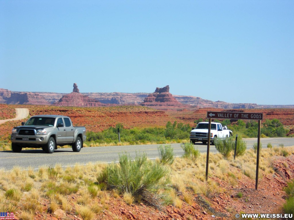 Valley of the Gods, Scenic Sandstone Valley. - Auto, Schild, Landschaft, Tafel, Einfahrtsschild, Sandstein, Sandsteinformationen, Valley of the Gods, Scenic Sandstone Valley, Sandstone Valley, Rooster Butte - (Mexican Hat, Utah, Vereinigte Staaten)