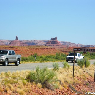 Valley of the Gods, Scenic Sandstone Valley. - Auto, Schild, Landschaft, Tafel, Einfahrtsschild, Sandstein, Sandsteinformationen, Valley of the Gods, Scenic Sandstone Valley, Sandstone Valley, Rooster Butte - (Mexican Hat, Utah, Vereinigte Staaten)