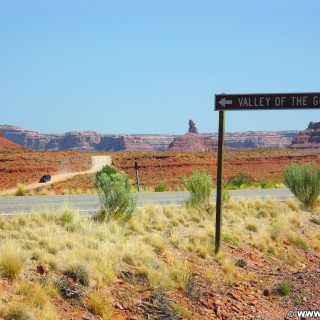 Valley of the Gods, Scenic Sandstone Valley. - Schild, Landschaft, Tafel, Einfahrtsschild, Sandstein, Sandsteinformationen, Valley of the Gods, Scenic Sandstone Valley, Sandstone Valley - (Mexican Hat, Utah, Vereinigte Staaten)