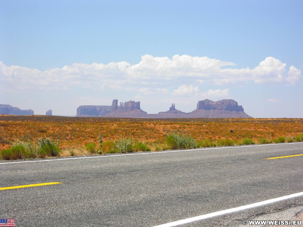 Monument Valley. Highway 163 - Monument Valley. - Strasse, Monument Valley, Navajo-Nation-Reservation, Tafelberge, Landschaft, Sandstein, Sandsteinformationen, Castle Butte, Buttes, Tribal Park, Saddleback Butte, King on His Throne, Stagecoach Butte, Bear & Rabbit, Highway 163 - (Halchita, Mexican Hat, Utah, Vereinigte Staaten)