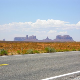 Monument Valley. Highway 163 - Monument Valley. - Strasse, Monument Valley, Navajo-Nation-Reservation, Tafelberge, Landschaft, Sandstein, Sandsteinformationen, Castle Butte, Buttes, Tribal Park, Saddleback Butte, King on His Throne, Stagecoach Butte, Bear & Rabbit, Highway 163 - (Halchita, Mexican Hat, Utah, Vereinigte Staaten)