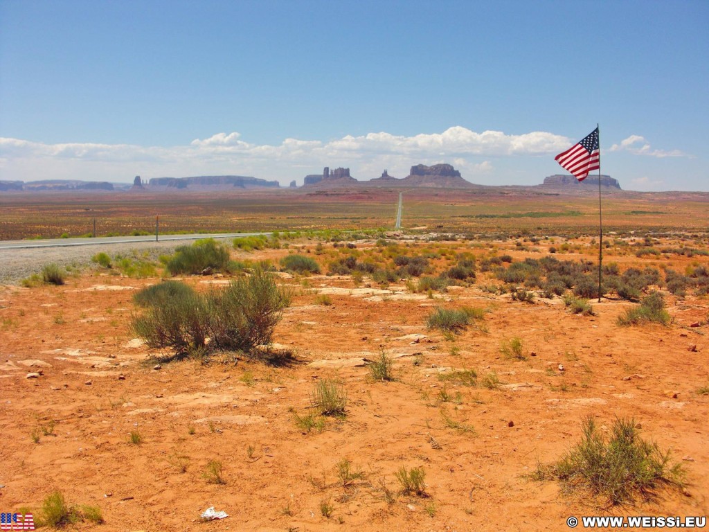 Monument Valley. Highway 163 - Monument Valley. - Strasse, Star-Spangled Banner, Monument Valley, Navajo-Nation-Reservation, Tafelberge, Landschaft, Sandstein, Sandsteinformationen, Castle Butte, Tribal Park, Saddleback Butte, King on His Throne, Stagecoach Butte, Bear & Rabbit, Highway 163, Stars and Stripes, Eagle Mesa - (Halchita, Mexican Hat, Utah, Vereinigte Staaten)