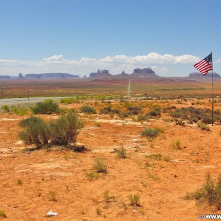 Monument Valley. Highway 163 - Monument Valley. - Strasse, Star-Spangled Banner, Monument Valley, Navajo-Nation-Reservation, Tafelberge, Landschaft, Sandstein, Sandsteinformationen, Castle Butte, Tribal Park, Saddleback Butte, King on His Throne, Stagecoach Butte, Bear & Rabbit, Highway 163, Stars and Stripes, Eagle Mesa - (Halchita, Mexican Hat, Utah, Vereinigte Staaten)