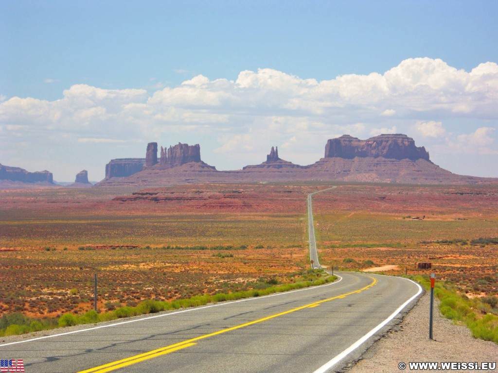 Monument Valley. Highway 163 - Monument Valley. - Strasse, Monument Valley, Navajo-Nation-Reservation, Tafelberge, Landschaft, Sandstein, Sandsteinformationen, Castle Butte, Tribal Park, Saddleback Butte, King on His Throne, Stagecoach Butte, Bear & Rabbit, Highway 163 - (Halchita, Mexican Hat, Utah, Vereinigte Staaten)