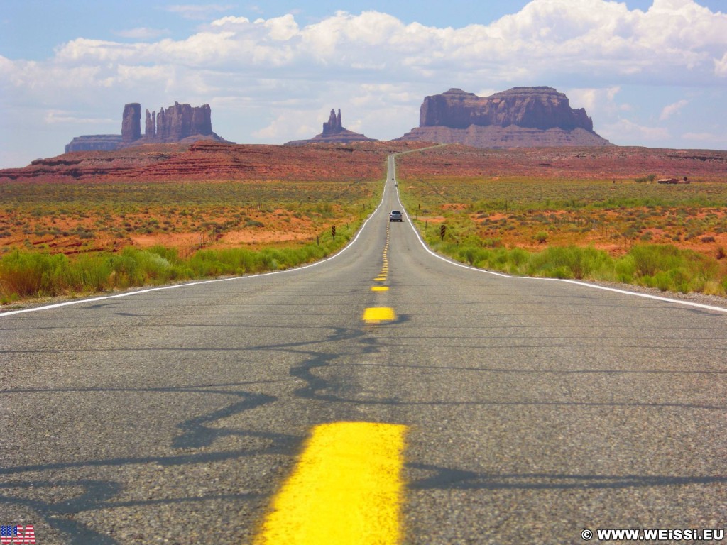 Monument Valley. Highway 163 - Monument Valley. - Strasse, Monument Valley, Navajo-Nation-Reservation, Tafelberge, Landschaft, Sandstein, Sandsteinformationen, Castle Butte, Tribal Park, Saddleback Butte, King on His Throne, Stagecoach Butte, Bear & Rabbit, Highway 163 - (Halchita, Mexican Hat, Utah, Vereinigte Staaten)