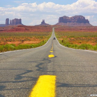 Monument Valley. Highway 163 - Monument Valley. - Strasse, Monument Valley, Navajo-Nation-Reservation, Tafelberge, Landschaft, Sandstein, Sandsteinformationen, Castle Butte, Tribal Park, Saddleback Butte, King on His Throne, Stagecoach Butte, Bear & Rabbit, Highway 163 - (Halchita, Mexican Hat, Utah, Vereinigte Staaten)