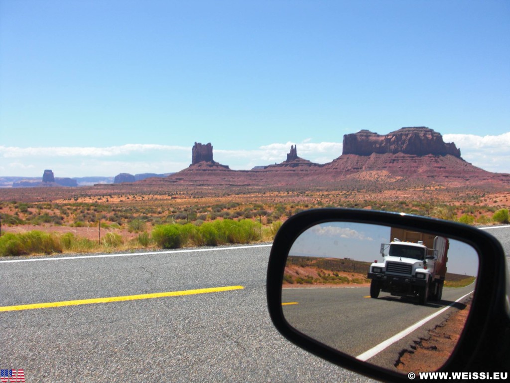 Monument Valley. Highway 163 - Monument Valley. - Strasse, Auto, Monument Valley, Navajo-Nation-Reservation, Tafelberge, Landschaft, Truck, LKW, Rückspiegel, Spiegel, Tribal Park, Saddleback Butte, King on His Throne, Stagecoach Butte, Highway 163 - (Goulding, Mexican Hat, Utah, Vereinigte Staaten)