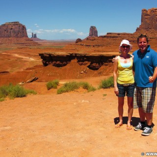 Monument Valley. John Fords Point - Monument Valley. - Monument Valley, Navajo-Nation-Reservation, Tafelberge, Landschaft, Personen, Sandstein, Sandsteinformationen, Castle Butte, Tribal Park, Bear & Rabbit, West Mitten Butte, Merrick Butte, John Fords Point, Big Indian - WEISSINGER Andreas - (Goulding, Kayenta, Arizona, Vereinigte Staaten)