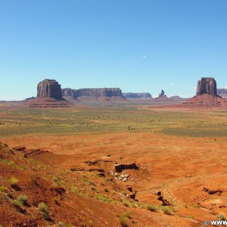 Monument Valley. Artists Point - Monument Valley. - Monument Valley, Navajo-Nation-Reservation, Tafelberge, Landschaft, Sandstein, Sandsteinformationen, Castle Butte, Tribal Park, Bear & Rabbit, East Mitten, Merrick Butte, Sentinel Mesa, Big Indian, Artists Point - (Goulding, Kayenta, Arizona, Vereinigte Staaten)