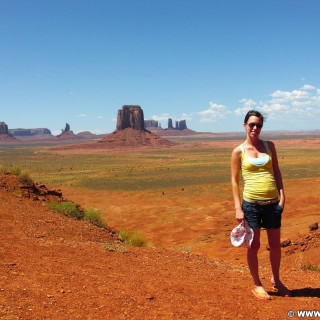 Monument Valley. Artists Point - Monument Valley. - Monument Valley, Navajo-Nation-Reservation, Tafelberge, Landschaft, Personen, Sandstein, Sandsteinformationen, Castle Butte, Tribal Park, Bear & Rabbit, East Mitten, Big Indian, Artists Point - LUTZER Sandra - (Goulding, Kayenta, Arizona, Vereinigte Staaten)