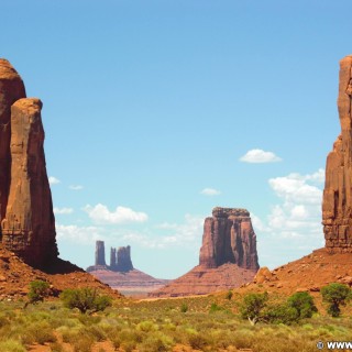 Monument Valley. North Window - Monument Valley. - Monument Valley, Navajo-Nation-Reservation, Tafelberge, Landschaft, Sandstein, Sandsteinformationen, Castle Butte, Tribal Park, Bear & Rabbit, North Window, East Mitten Butte - (Goulding, Kayenta, Arizona, Vereinigte Staaten)