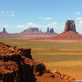 Monument Valley. North Window - Monument Valley. - Monument Valley, Navajo-Nation-Reservation, Tafelberge, Landschaft, Sandstein, Sandsteinformationen, Castle Butte, Tribal Park, Bear & Rabbit, Big Indian, North Window, East Mitten Butte - (Goulding, Kayenta, Arizona, Vereinigte Staaten)