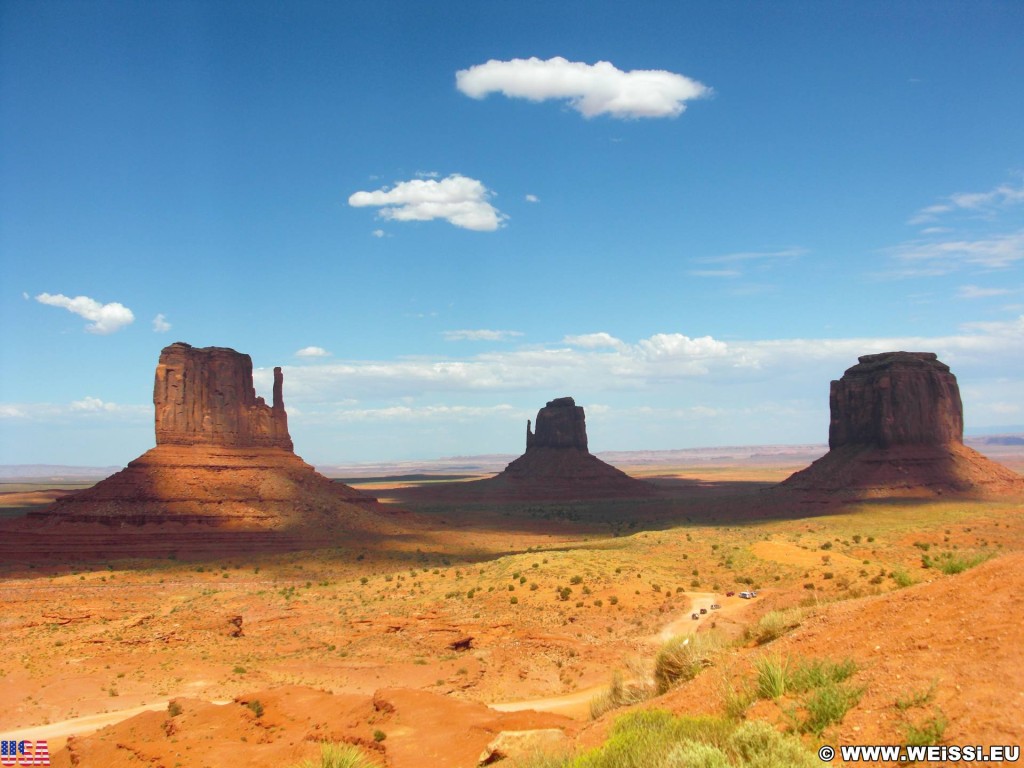 Monument Valley. West, East & Merrick Butte - Monument Valley. - Wolken, Monument Valley, Navajo-Nation-Reservation, Tafelberge, Landschaft, Himmel, Sandstein, Sandsteinformationen, Butte, Buttes, Tribal Park, West Mitten Butte, East Mitten, Merrick Butte - (Goulding, Kayenta, Arizona, Vereinigte Staaten)