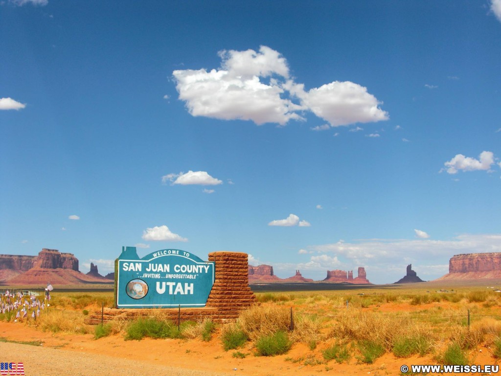 Monument Valley. - Schild, Monument Valley, Navajo-Nation-Reservation, Tafelberge, Landschaft, Tafel, Einfahrtsschild, Sandstein, Sandsteinformationen, Tribal Park - (Goulding, Monument Valley, Utah, Vereinigte Staaten)