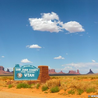 Monument Valley. - Schild, Monument Valley, Navajo-Nation-Reservation, Tafelberge, Landschaft, Tafel, Einfahrtsschild, Sandstein, Sandsteinformationen, Tribal Park - (Goulding, Monument Valley, Utah, Vereinigte Staaten)