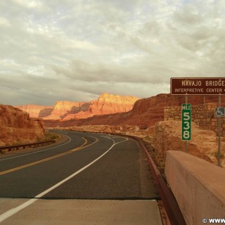 Marble Canyon. - Brücke, Schild, Landschaft, Tafel, Felsen, Einfahrtsschild, Sandstein, Canyon, Marble Canyon, Navajo Bridge - (Marble Canyon, Arizona, Vereinigte Staaten)