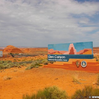 Glen Canyon National Recreation Area. - Schild, Landschaft, Tafel, Einfahrtsschild, Lake Powell, Glen Canyon National Recreation Area, Glen Canyon, Recreation Area - (Page, Arizona, Vereinigte Staaten)