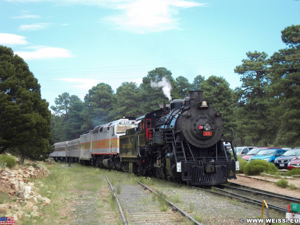 Grand Canyon National Park. Village - Grand Canyon National Park. - Zug, Eisenbahn, Lok, East Rim, Grand Canyon, National Park, East Rim Drive, Grand Canyon Village, Railroad - (Grand Canyon, Arizona, Vereinigte Staaten)