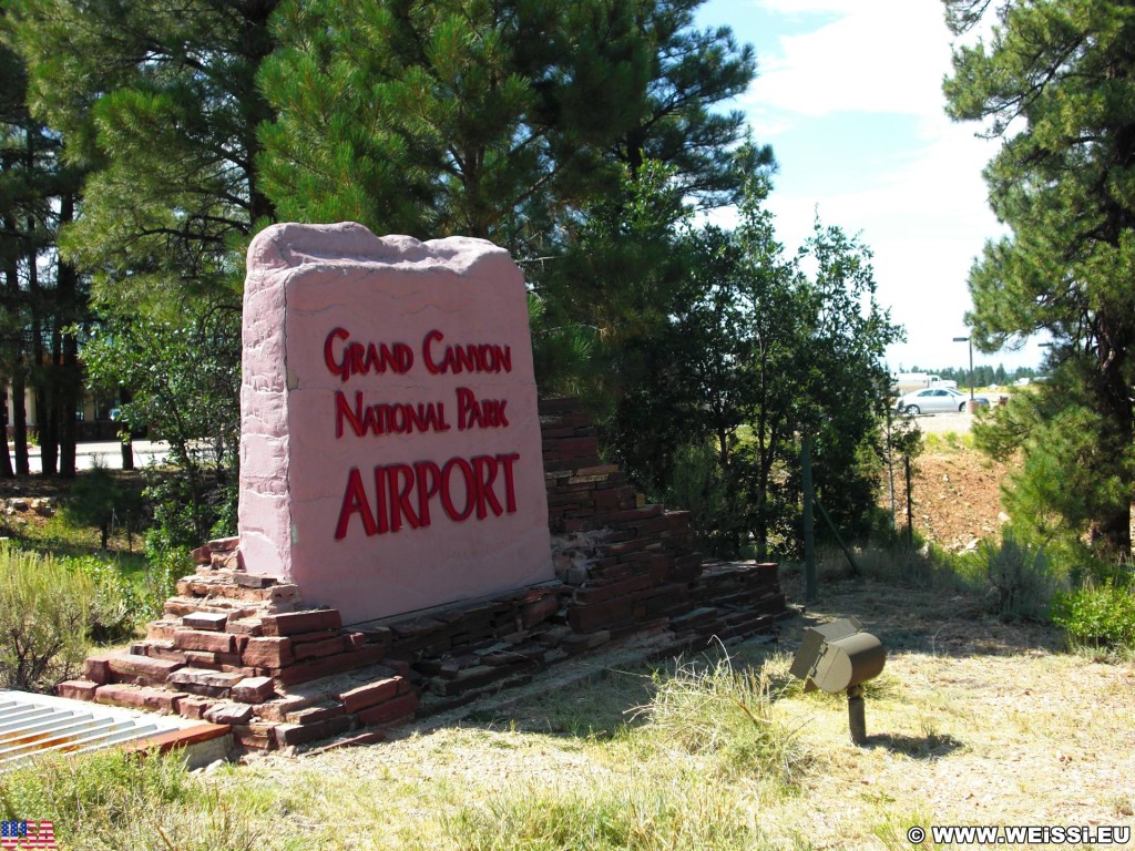 Grand Canyon National Park. - Schild, Tafel, Einfahrtsschild, Grand Canyon, National Park, Hubschrauber, Helikopter, Airport - (Tusayan, Grand Canyon, Arizona, Vereinigte Staaten)