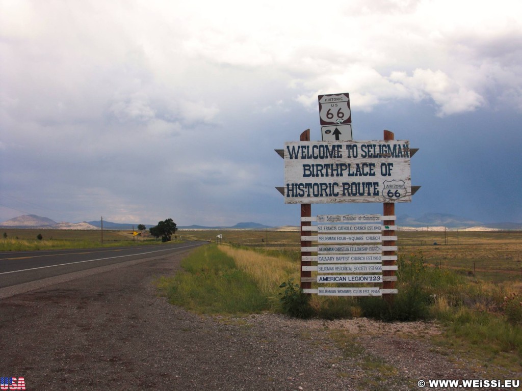 On the road. Historic Route 66. - Schild, Tafel, Werbeturm, Route 66 - (Seligman, Arizona, Vereinigte Staaten)