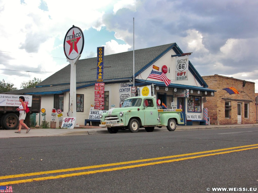 Historic Route 66. - Gebäude, Auto, Schild, Tafel, Gift Shop, Werbeturm, Route 66, Seligman, Dodge - (Seligman, Arizona, Vereinigte Staaten)