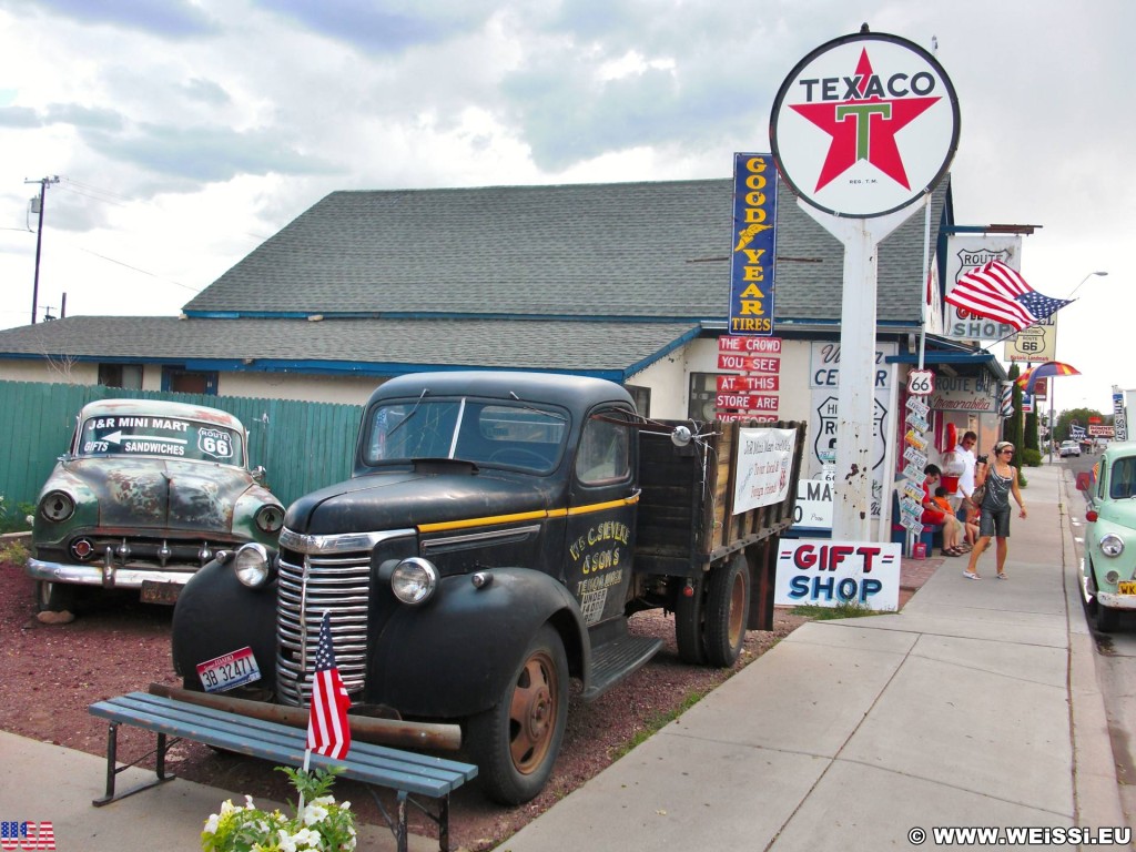 Historic Route 66. - Gebäude, Auto, Schild, Tafel, Werbeturm, Route 66, Seligman - (Seligman, Arizona, Vereinigte Staaten)