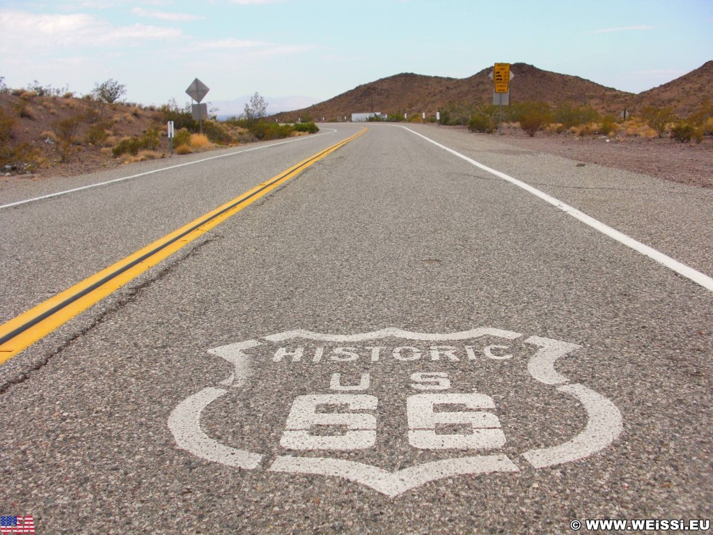 Historic Route 66. - Strasse, Route 66, Straßenmalerei, Straßenkennzeichnung - (Goffs, Essex, California, Vereinigte Staaten)