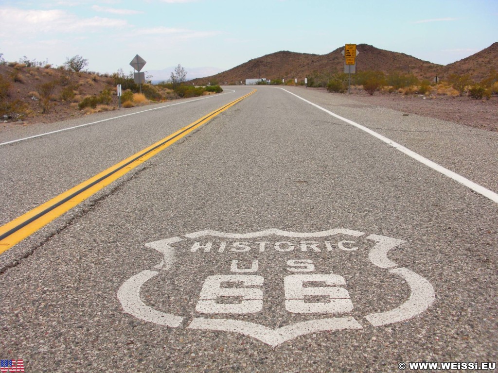 Historic Route 66. - Strasse, Route 66, Straßenmalerei, Straßenkennzeichnung - (Goffs, Essex, California, Vereinigte Staaten)
