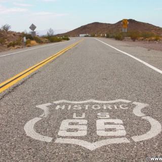 Historic Route 66. - Strasse, Route 66, Straßenmalerei, Straßenkennzeichnung - (Goffs, Essex, California, Vereinigte Staaten)