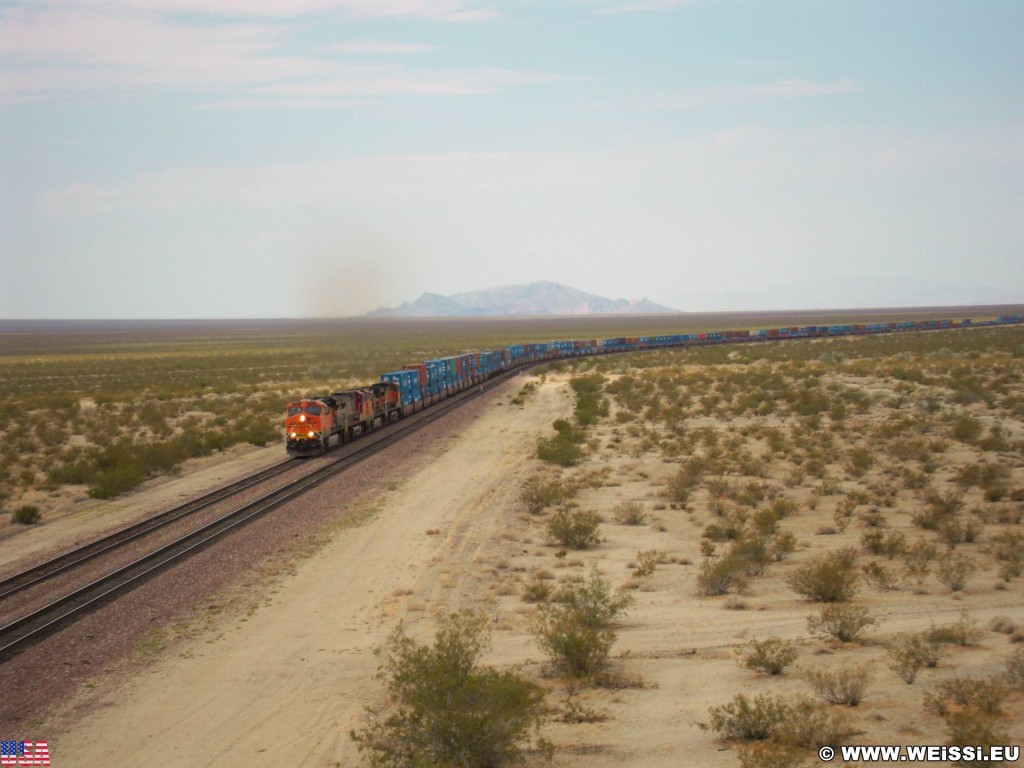 Historic Route 66. BNSF Railway - Historic Route 66. - Zug, Route 66, The Burlington Northern and Santa Fe Railway, BNSF Railway - (Essex, California, Vereinigte Staaten)