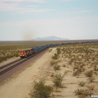 Historic Route 66. BNSF Railway - Historic Route 66. - Zug, Route 66, The Burlington Northern and Santa Fe Railway, BNSF Railway - (Essex, California, Vereinigte Staaten)