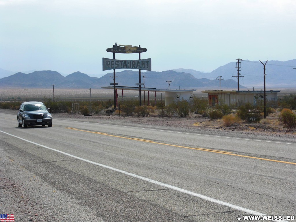 Historic Route 66. - Werbeschild, Auto, Schild, Werbeturm, Route 66 - (Chambless, Amboy, California, Vereinigte Staaten)