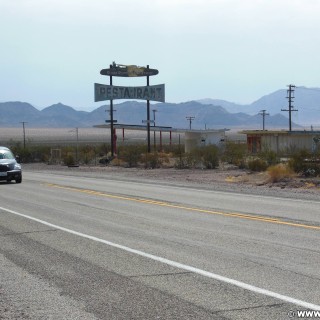 Historic Route 66. - Werbeschild, Auto, Schild, Werbeturm, Route 66 - (Chambless, Amboy, California, Vereinigte Staaten)