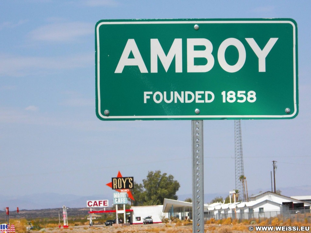 Historic Route 66. - Gebäude, Werbeschild, Schild, Tankstelle, Tafel, Motel, Werbeturm, Route 66, Ortstafel, Ortsschild, Amboy, Roy's Café - (Amboy, California, Vereinigte Staaten)