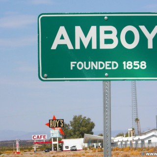 Historic Route 66. - Gebäude, Werbeschild, Schild, Tankstelle, Tafel, Motel, Werbeturm, Route 66, Ortstafel, Ortsschild, Amboy, Roy's Café - (Amboy, California, Vereinigte Staaten)