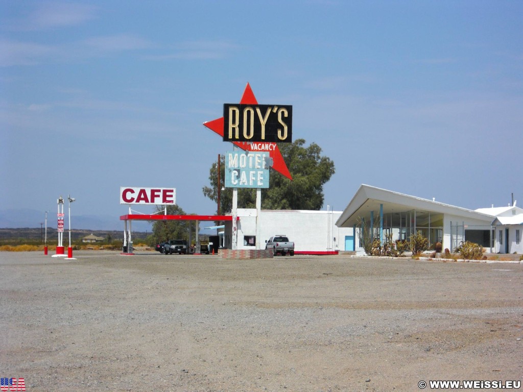 Historic Route 66. - Gebäude, Werbeschild, Schild, Tankstelle, Tafel, Motel, Werbeturm, Route 66, Amboy, Roy's Café - (Amboy, California, Vereinigte Staaten)