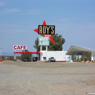 Historic Route 66. - Gebäude, Werbeschild, Schild, Tankstelle, Tafel, Motel, Werbeturm, Route 66, Amboy, Roy's Café - (Amboy, California, Vereinigte Staaten)