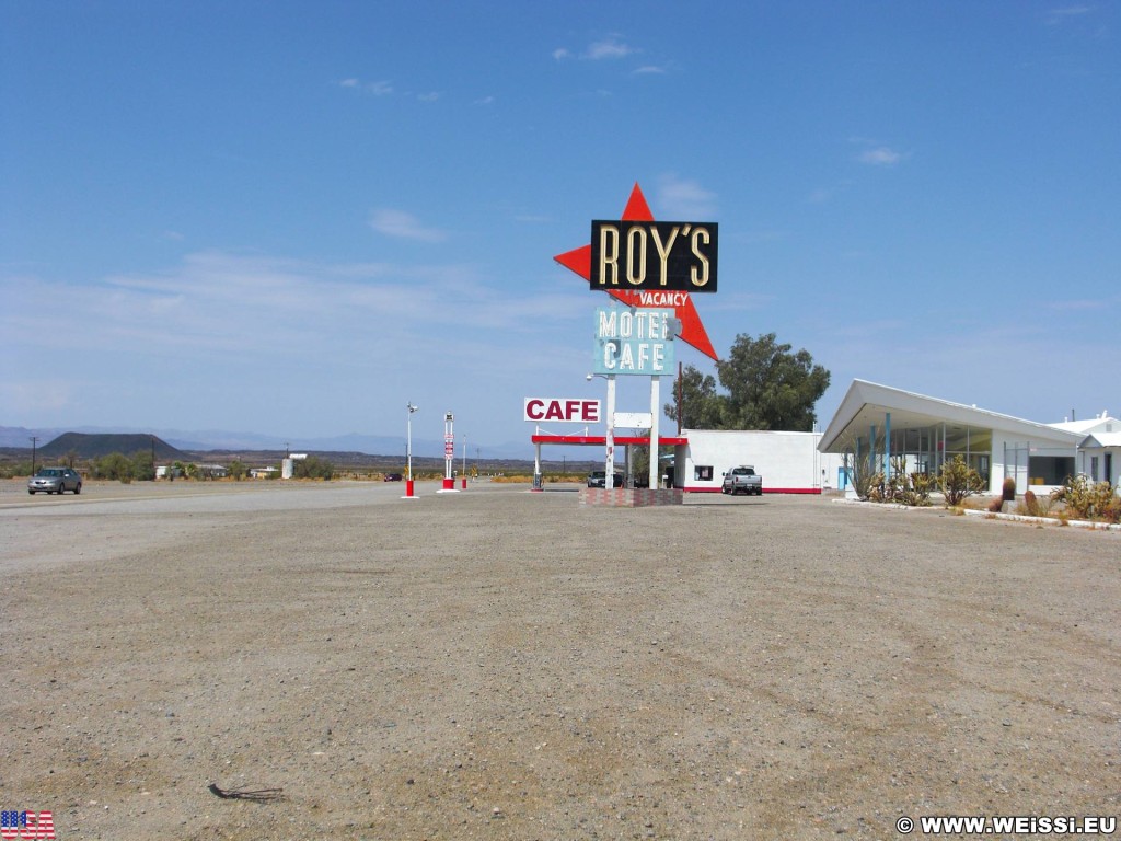 Historic Route 66. - Gebäude, Werbeschild, Schild, Tankstelle, Tafel, Motel, Werbeturm, Route 66, Amboy, Roy's Café - (Amboy, California, Vereinigte Staaten)