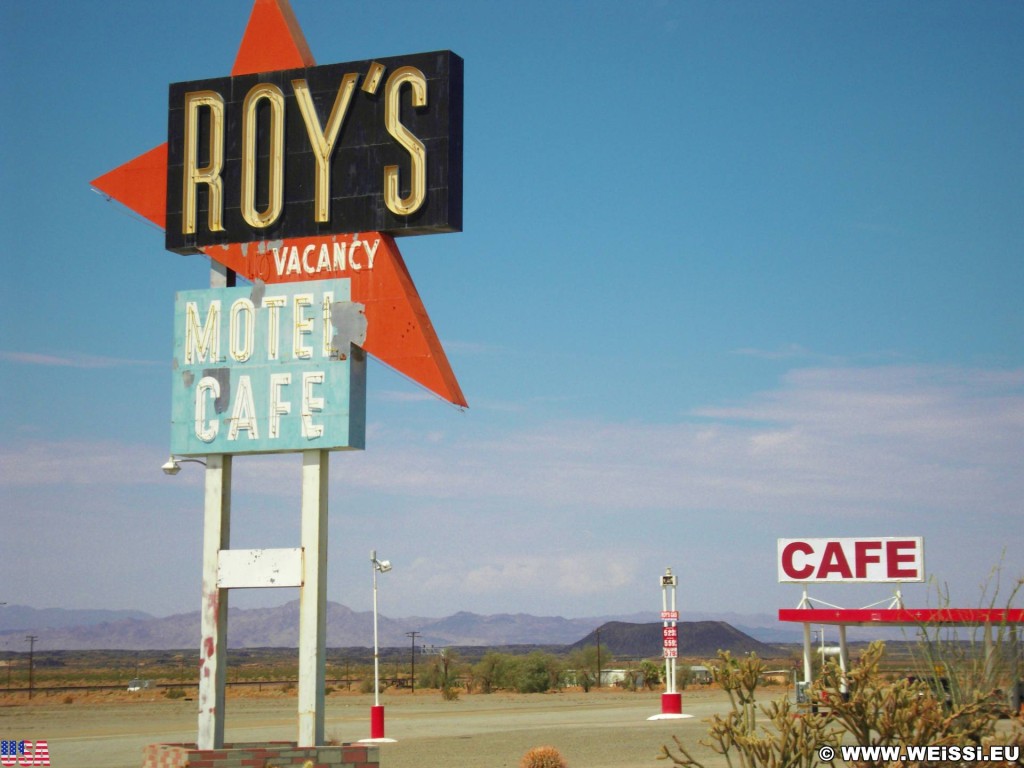 Historic Route 66. - Gebäude, Werbeschild, Schild, Tankstelle, Tafel, Motel, Werbeturm, Route 66, Amboy, Roy's Café, Amboy Crater - (Amboy, California, Vereinigte Staaten)