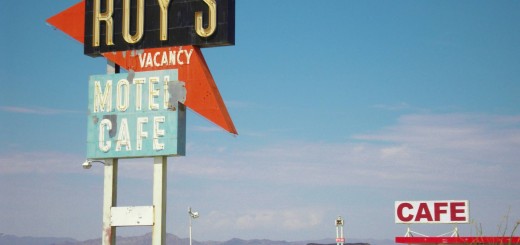 Historic Route 66. - Gebäude, Werbeschild, Schild, Tankstelle, Tafel, Motel, Werbeturm, Route 66, Amboy, Roy's Café, Amboy Crater - (Amboy, California, Vereinigte Staaten)