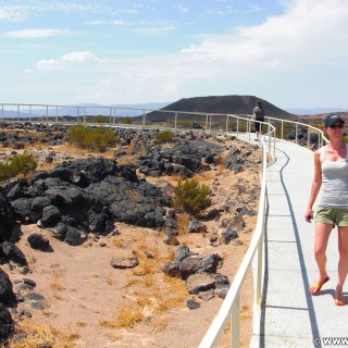 Amboy Crater - National Natural Landmark. - Personen, Amboy, Amboy Crater, Vulkankegel, Lavagestein, National Natural Landmark - LUTZER Sandra - (Amboy, California, Vereinigte Staaten)