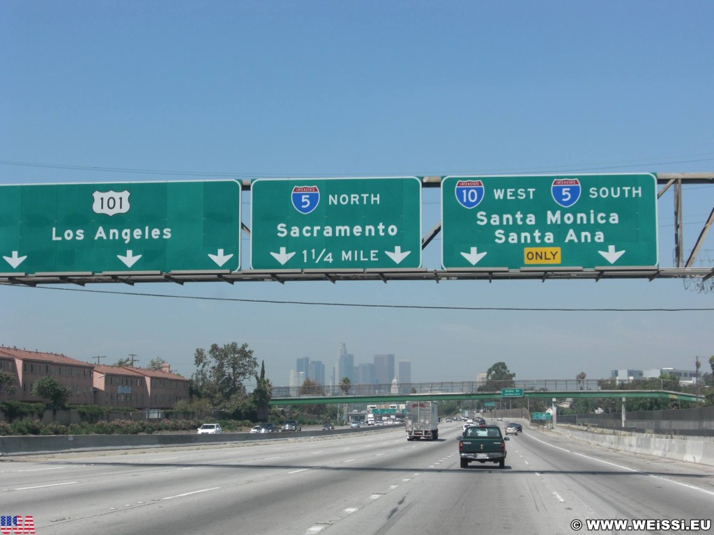 On the road. - Schild, Tafel - (Ramona Gardens, Los Angeles, California, Vereinigte Staaten)