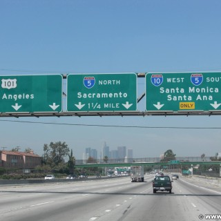 On the road. - Schild, Tafel - (Ramona Gardens, Los Angeles, California, Vereinigte Staaten)