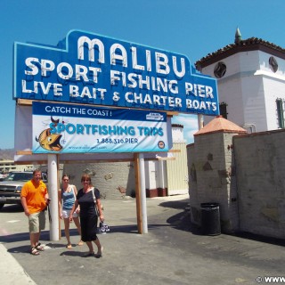 Malibu. - Werbeschild, Schild, Tafel, Personen, Leuchtschild, Leuchtschrift, Werbeturm, Malibu Pier - LUTZER Sandra, WEISSINGER Andreas, WEISSINGER Edeltraud - (Malibu Beach, Malibu, California, Vereinigte Staaten)