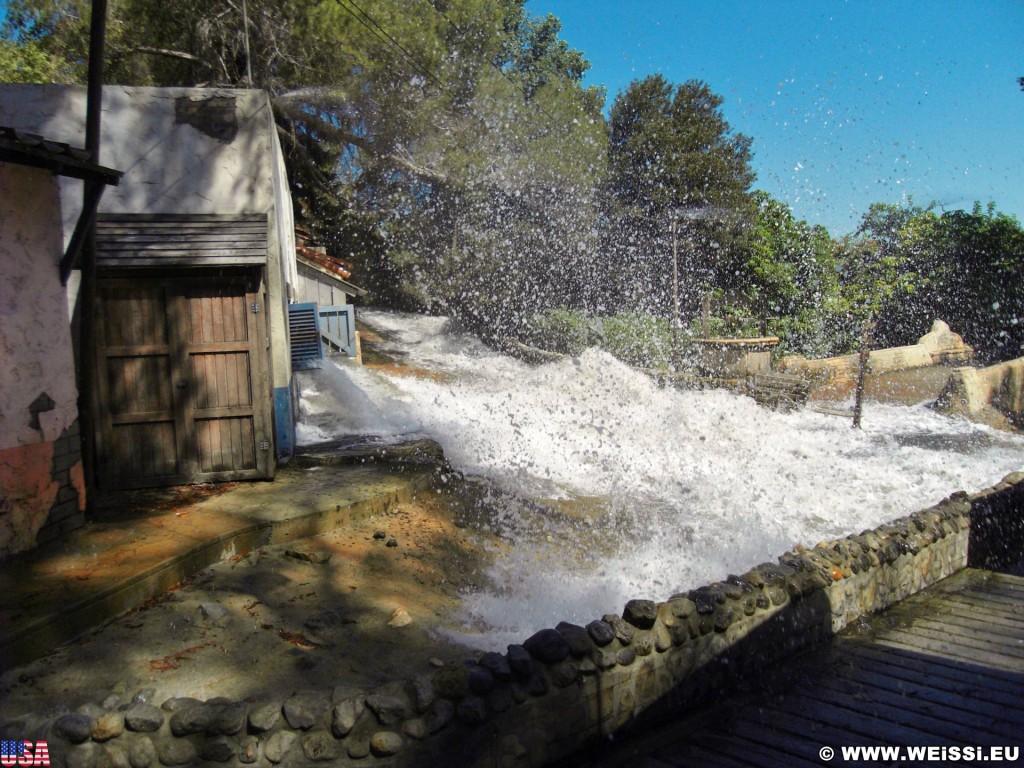 Universal Studios Hollywood. Flash Flood - Universal Studios Hollywood. - Los Angeles, Universal Studios Hollywood, Studio Tour, The Backlot Tour, Flash Flood, Sturzflut, Überschwemmung - (Universal City, California, Vereinigte Staaten)