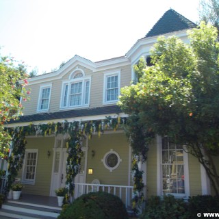 Universal Studios Hollywood. 4350 Wisteria Lane - Universal Studios Hollywood. - Gebäude, Haus, Los Angeles, Universal Studios Hollywood, Studio Tour, The Backlot Tour, Wisteria Lane, Desperate Housewives, 4350 Wisteria Lane, Martha Huber, Felicia Tilman, Andrew Van de Kamp - (Universal City, California, Vereinigte Staaten)