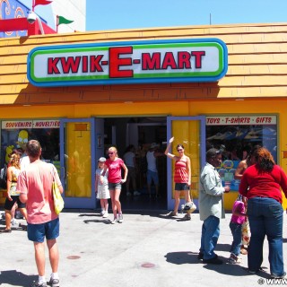 Universal Studios Hollywood. KWIK-E-MART - Universal Studios Hollywood. - Schild, Werbeschrift, Tafel, Personen, Schriftzug, Los Angeles, Universal Studios Hollywood, Krustyland, The Simpsons, KWIK-E-MART - LUTZER Sandra - (Universal City, California, Vereinigte Staaten)