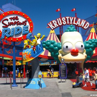 Universal Studios Hollywood. Krustyland - Universal Studios Hollywood. - Schild, Werbeschrift, Tafel, Schriftzug, Los Angeles, Universal Studios Hollywood, Krustyland, The Simpsons, Ride - (Universal City, California, Vereinigte Staaten)